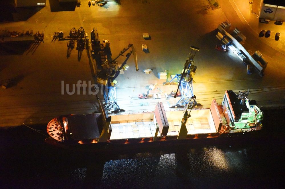 Wismar bei Nacht von oben - Nachtluftbild Containerschiff Am Westhafen im Hafen in Wismar im Bundesland Mecklenburg-Vorpommern, Deutschland