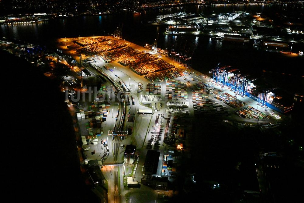 Hamburg bei Nacht aus der Vogelperspektive: Nachtluftbild Containerterminal Tollerort im Containerhafen im Stadtteil Steinwerder in Hamburg mit dem Klärwerk Köhlbrandhöft