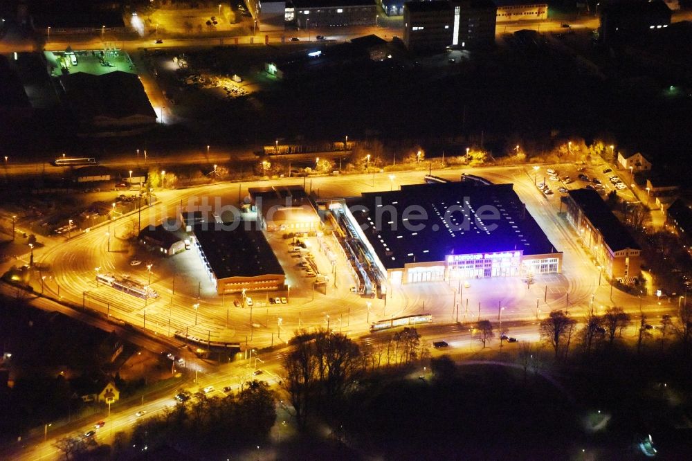 Rostock bei Nacht aus der Vogelperspektive: Nachtluftbild Depot der Rostocker Straßenbahn AG in Rostock im Bundesland Mecklenburg-Vorpommern