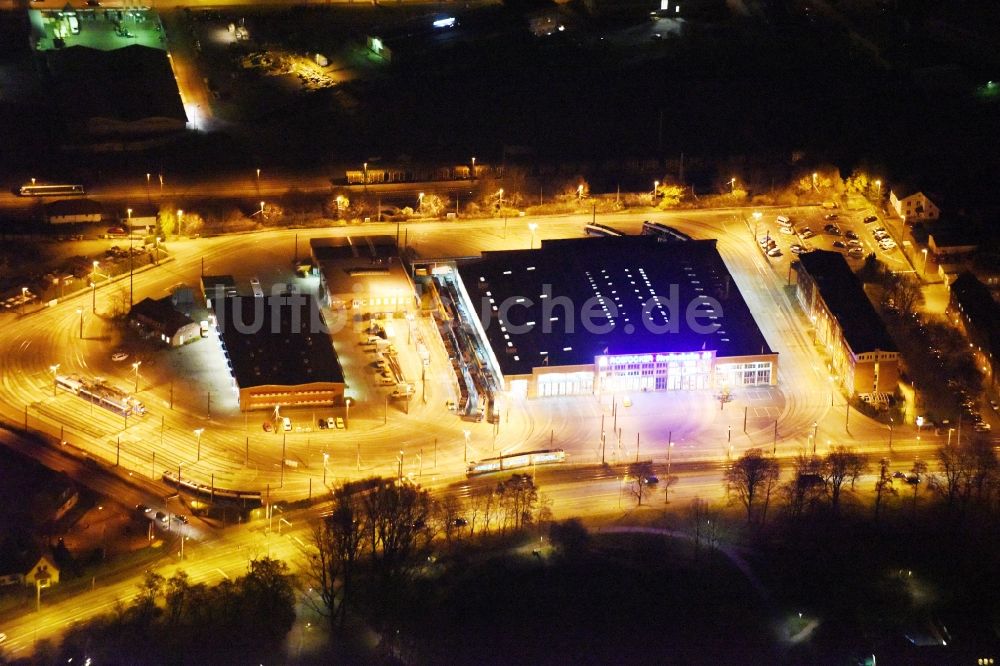 Nachtluftbild Rostock - Nachtluftbild Depot der Rostocker Straßenbahn AG in Rostock im Bundesland Mecklenburg-Vorpommern