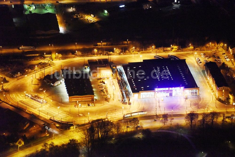 Nacht-Luftaufnahme Rostock - Nachtluftbild Depot der Rostocker Straßenbahn AG in Rostock im Bundesland Mecklenburg-Vorpommern