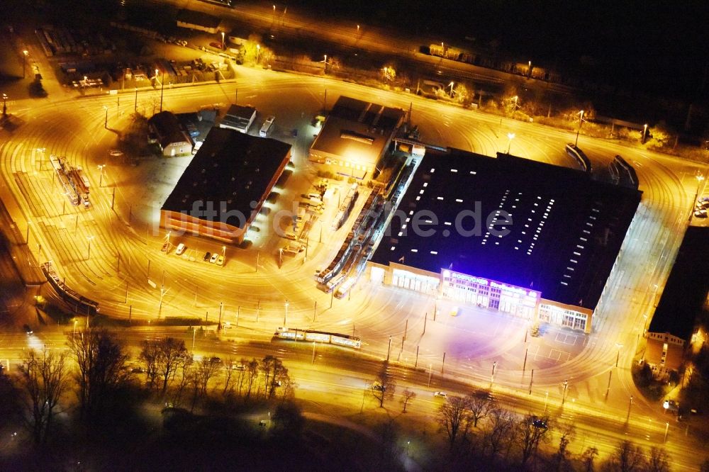 Rostock bei Nacht von oben - Nachtluftbild Depot der Rostocker Straßenbahn AG in Rostock im Bundesland Mecklenburg-Vorpommern