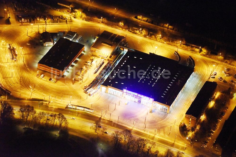 Rostock bei Nacht aus der Vogelperspektive: Nachtluftbild Depot der Rostocker Straßenbahn AG in Rostock im Bundesland Mecklenburg-Vorpommern