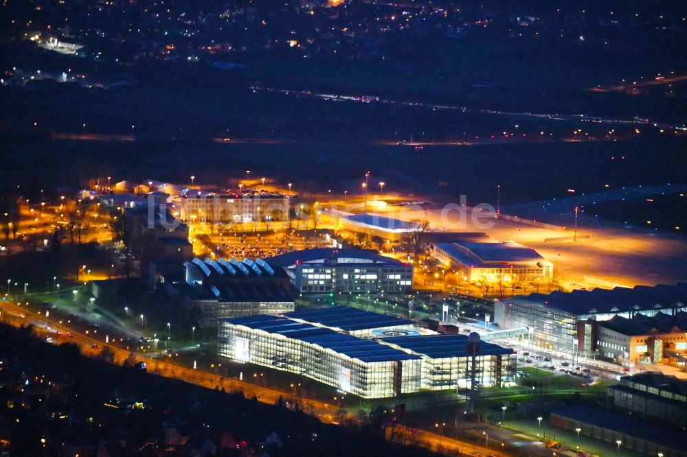 Dresden bei Nacht aus der Vogelperspektive: Nachtluftbild der Abfertigungs- Gebäude und Terminals auf dem Gelände des Flughafen im Ortsteil Klotzsche in Dresden im Bundesland Sachsen, Deutschland