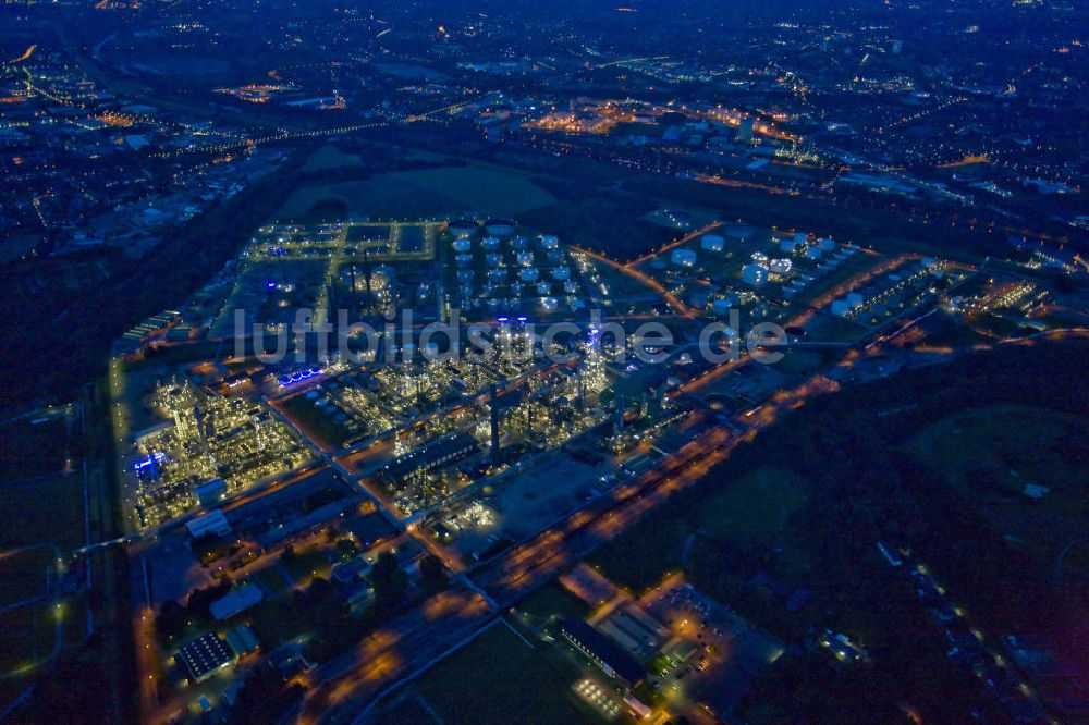 Nacht-Luftaufnahme Gelsenkirchen - Nachtluftbild der Aral Ruhr Oel Raffinerie Gelsenkirchen - Nordrhein-Westfalen / NW