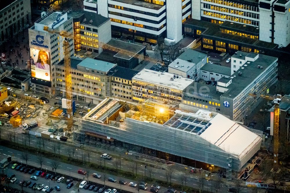 Dortmund bei Nacht aus der Vogelperspektive: Nachtluftbild der Baustelle des Deutsches Fußballmuseum in Dortmund im Ruhrgebiet in Nordrhein-Westfalen