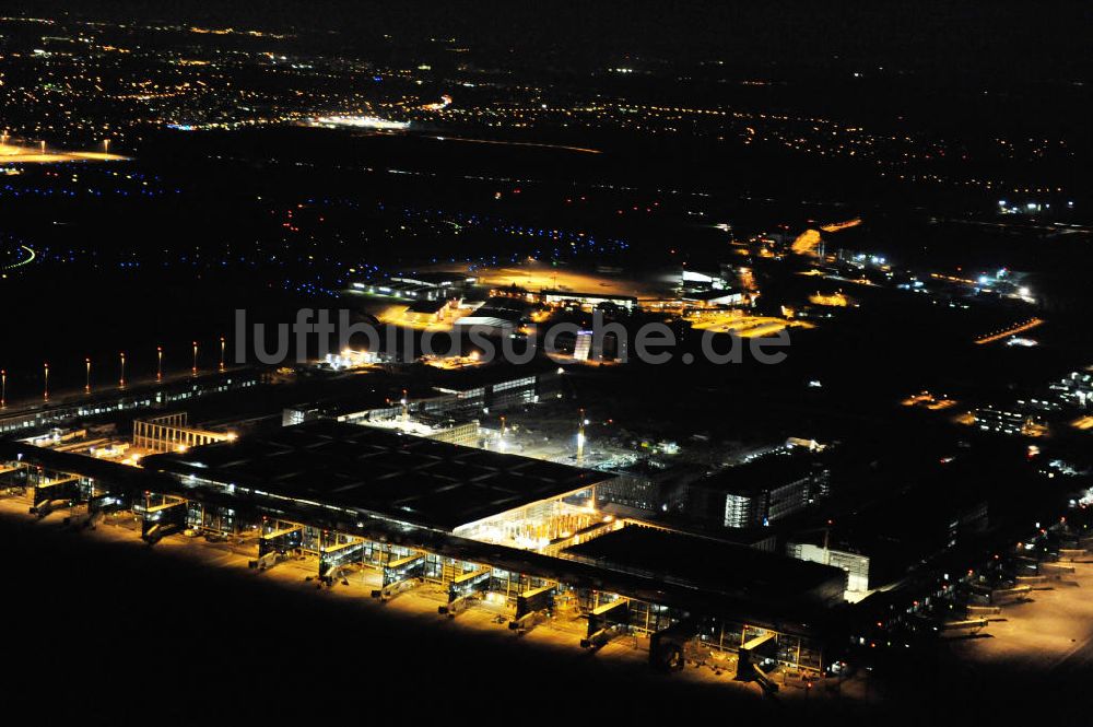 Schönefeld bei Nacht aus der Vogelperspektive: Nachtluftbild der Baustelle des neuen Terminals am Flughafen Berlin Schönefeld