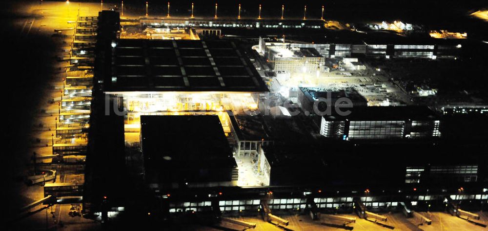 Nacht-Luftaufnahme Schönefeld - Nachtluftbild der Baustelle des neuen Terminals am Flughafen Berlin Schönefeld