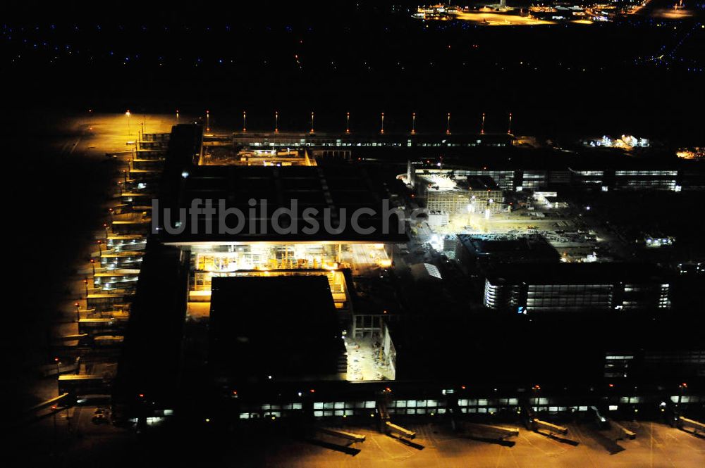 Schönefeld bei Nacht von oben - Nachtluftbild der Baustelle des neuen Terminals am Flughafen Berlin Schönefeld