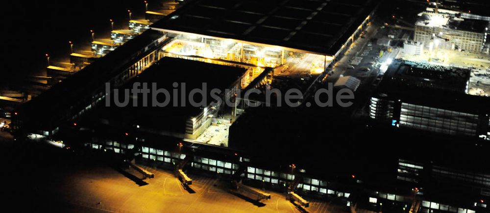 Schönefeld bei Nacht aus der Vogelperspektive: Nachtluftbild der Baustelle des neuen Terminals am Flughafen Berlin Schönefeld