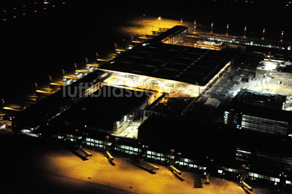 Nachtluftbild Schönefeld - Nachtluftbild der Baustelle des neuen Terminals am Flughafen Berlin Schönefeld