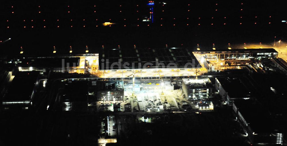 Nacht-Luftaufnahme Schönefeld - Nachtluftbild der Baustelle des neuen Terminals am Flughafen Berlin Schönefeld