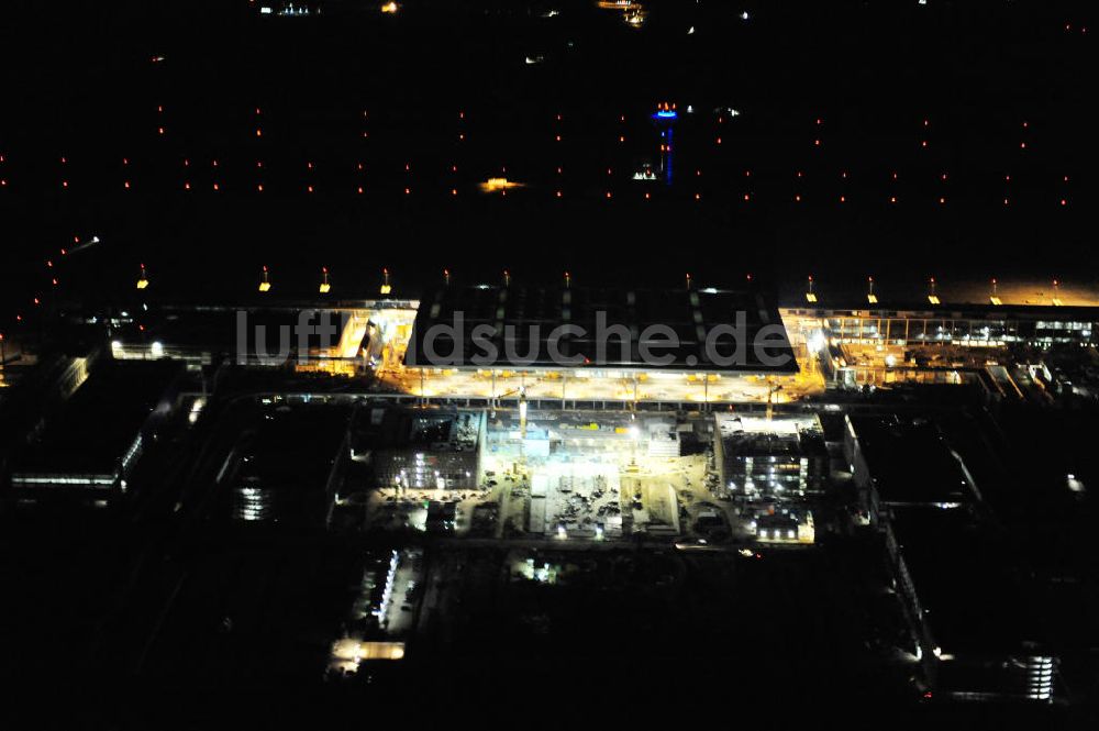 Schönefeld bei Nacht von oben - Nachtluftbild der Baustelle des neuen Terminals am Flughafen Berlin Schönefeld