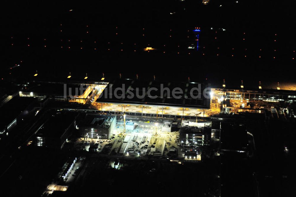 Schönefeld bei Nacht aus der Vogelperspektive: Nachtluftbild der Baustelle des neuen Terminals am Flughafen Berlin Schönefeld