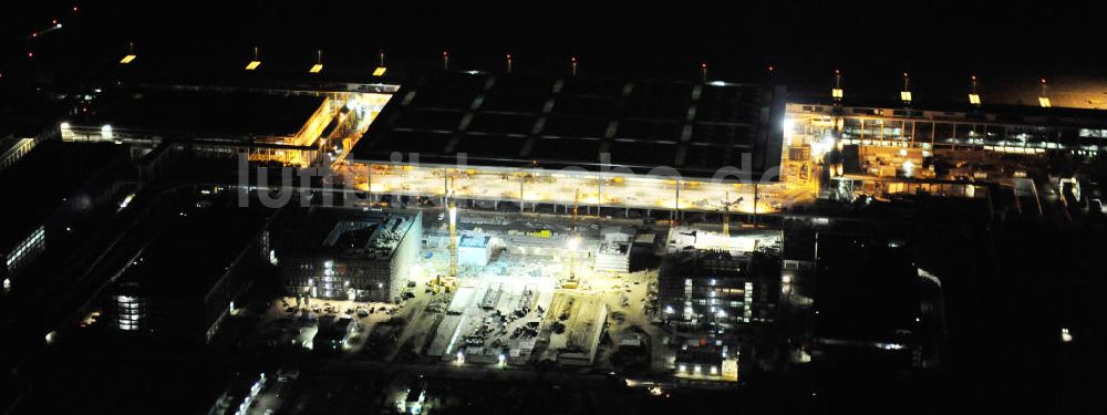 Nachtluftbild Schönefeld - Nachtluftbild der Baustelle des neuen Terminals am Flughafen Berlin Schönefeld