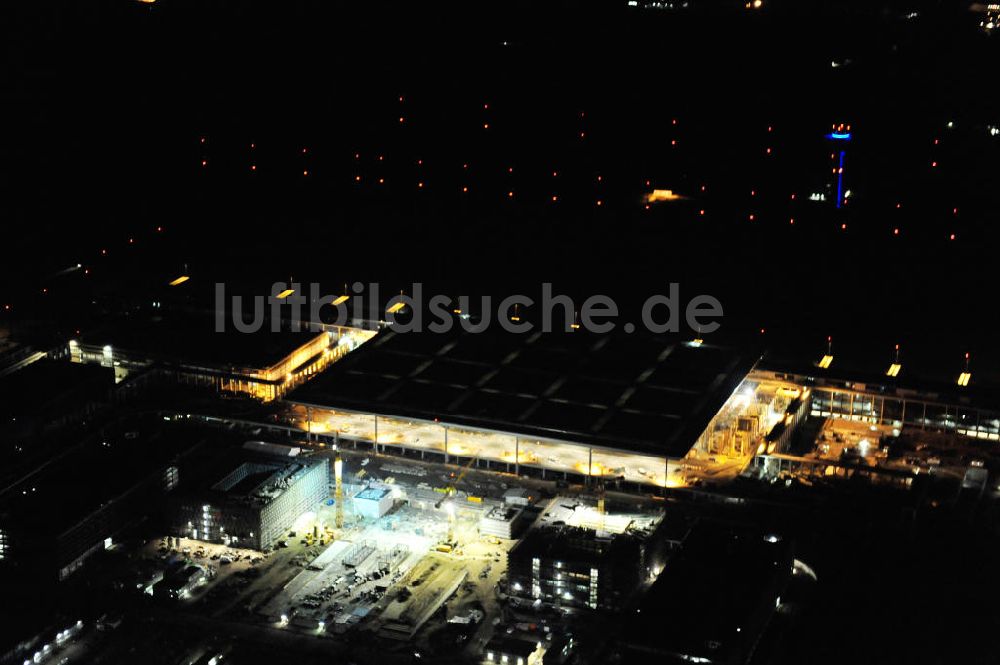 Nacht-Luftaufnahme Schönefeld - Nachtluftbild der Baustelle des neuen Terminals am Flughafen Berlin Schönefeld