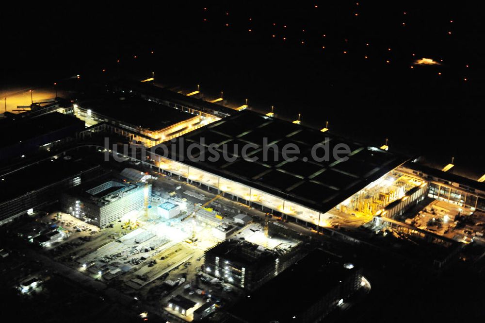 Schönefeld bei Nacht von oben - Nachtluftbild der Baustelle des neuen Terminals am Flughafen Berlin Schönefeld