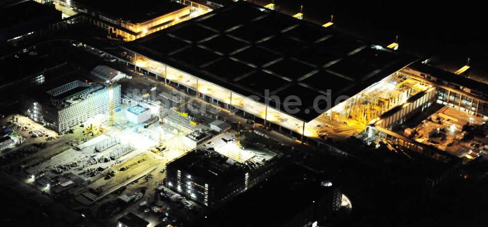 Schönefeld bei Nacht aus der Vogelperspektive: Nachtluftbild der Baustelle des neuen Terminals am Flughafen Berlin Schönefeld