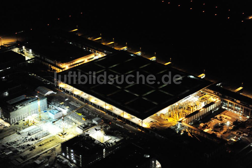 Nachtluftbild Schönefeld - Nachtluftbild der Baustelle des neuen Terminals am Flughafen Berlin Schönefeld