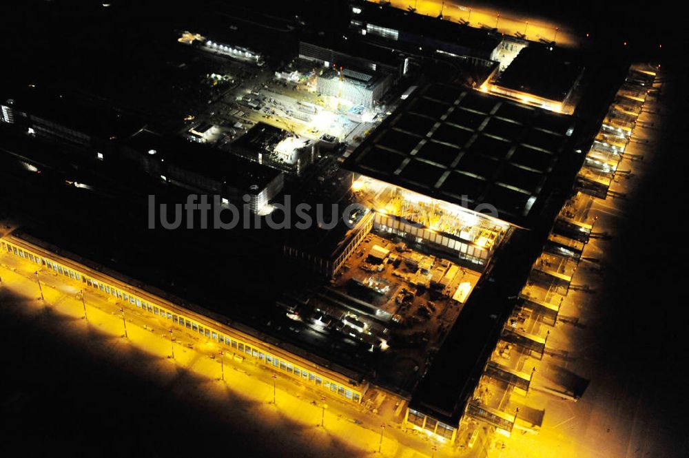 Nacht-Luftaufnahme Schönefeld - Nachtluftbild der Baustelle des neuen Terminals am Flughafen Berlin Schönefeld