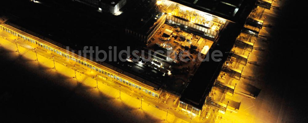 Schönefeld bei Nacht von oben - Nachtluftbild der Baustelle des neuen Terminals am Flughafen Berlin Schönefeld