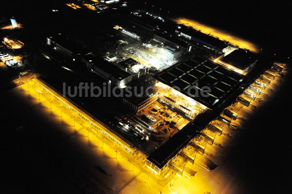 Schönefeld bei Nacht aus der Vogelperspektive: Nachtluftbild der Baustelle des neuen Terminals am Flughafen Berlin Schönefeld