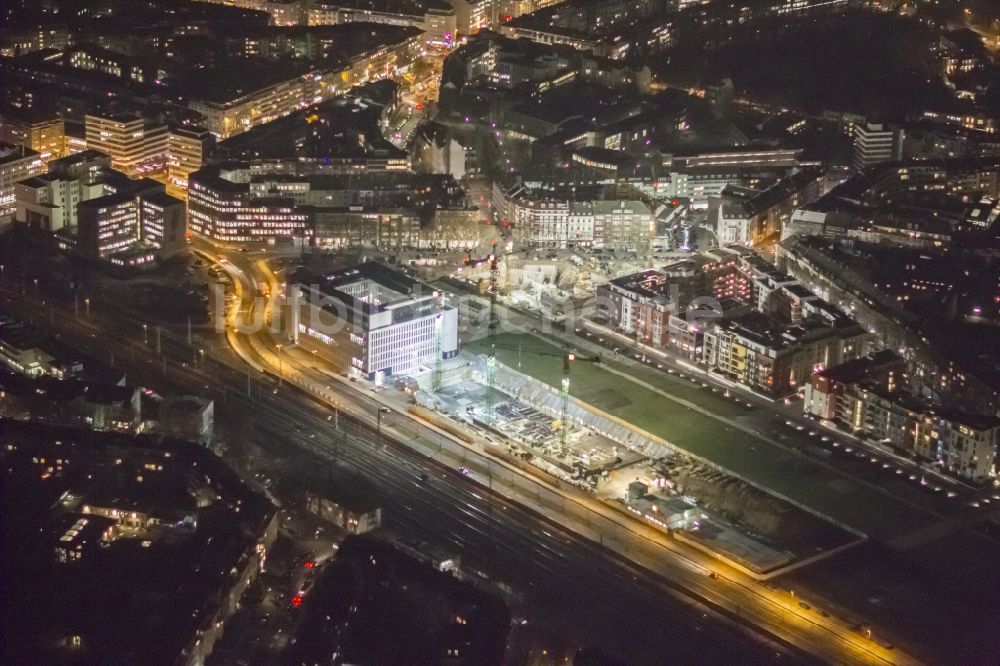 Nachtluftbild Düsseldorf - Nachtluftbild der Baustelle des neuen Viertel Le Flair im neuen Luxus-Wohngebiet Quartier Central in Düsseldorf im Bundesland Nordrhein-Westfalen