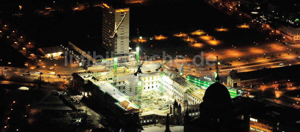 Potsdam bei Nacht von oben - Nachtluftbild der Baustelle des Potsdamer Stadtschlosses / Neuer Landtag