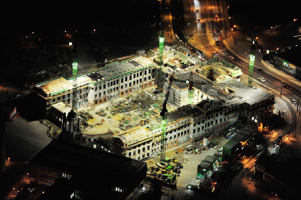 Potsdam bei Nacht aus der Vogelperspektive: Nachtluftbild der Baustelle des Potsdamer Stadtschlosses / Neuer Landtag