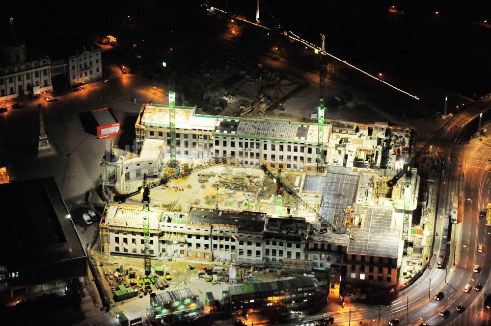 Nacht-Luftaufnahme Potsdam - Nachtluftbild der Baustelle des Potsdamer Stadtschlosses / Neuer Landtag