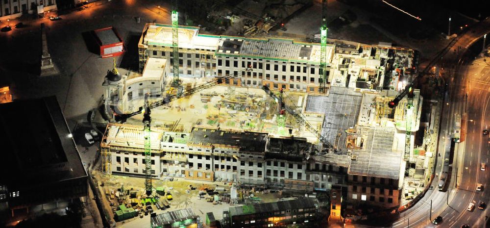 Potsdam bei Nacht von oben - Nachtluftbild der Baustelle des Potsdamer Stadtschlosses / Neuer Landtag