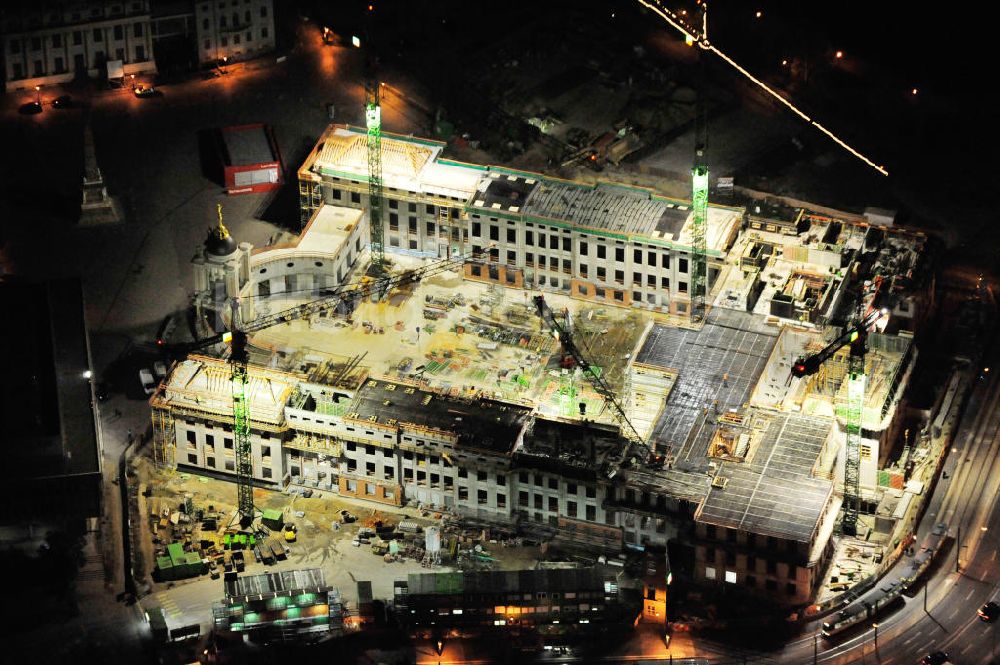 Potsdam bei Nacht aus der Vogelperspektive: Nachtluftbild der Baustelle des Potsdamer Stadtschlosses / Neuer Landtag