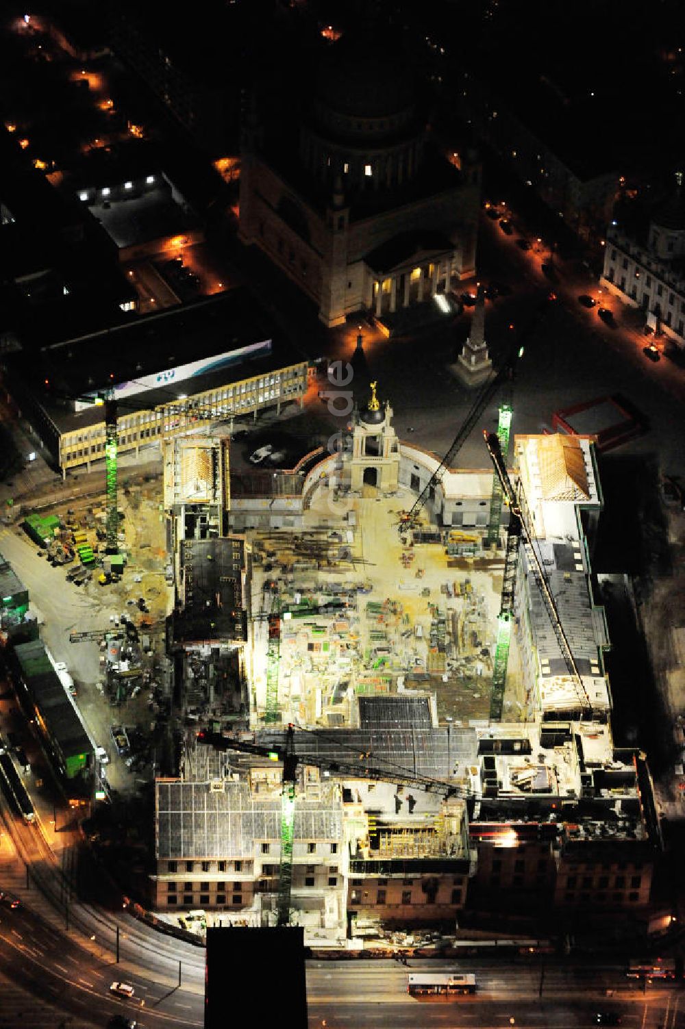 Potsdam bei Nacht aus der Vogelperspektive: Nachtluftbild der Baustelle des Potsdamer Stadtschlosses / Neuer Landtag