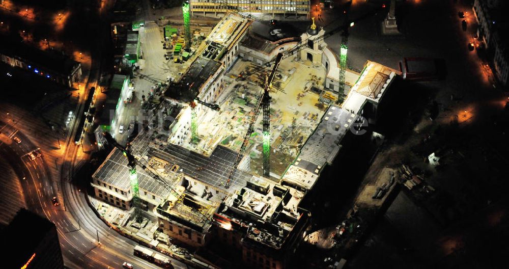 Potsdam bei Nacht von oben - Nachtluftbild der Baustelle des Potsdamer Stadtschlosses / Neuer Landtag