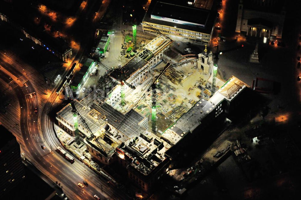 Potsdam bei Nacht aus der Vogelperspektive: Nachtluftbild der Baustelle des Potsdamer Stadtschlosses / Neuer Landtag