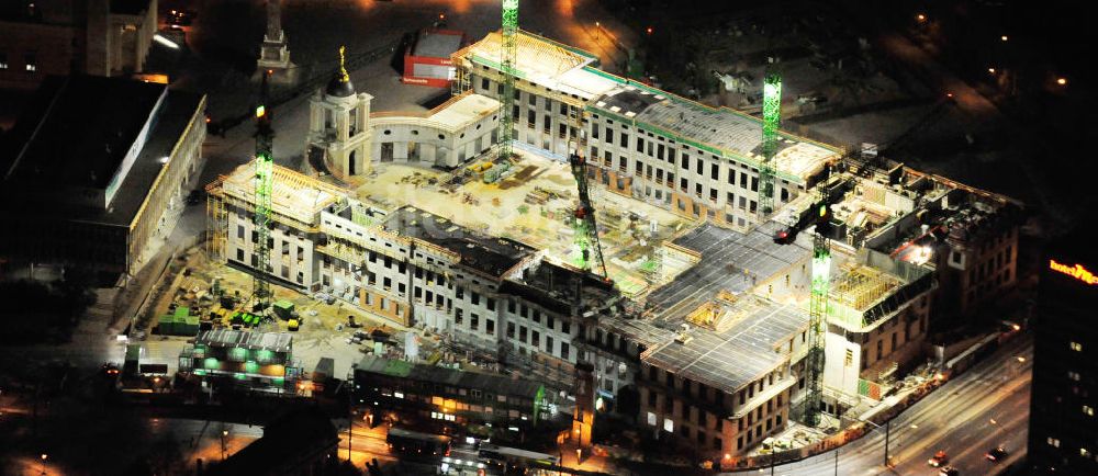 Potsdam bei Nacht aus der Vogelperspektive: Nachtluftbild der Baustelle des Potsdamer Stadtschlosses / Neuer Landtag