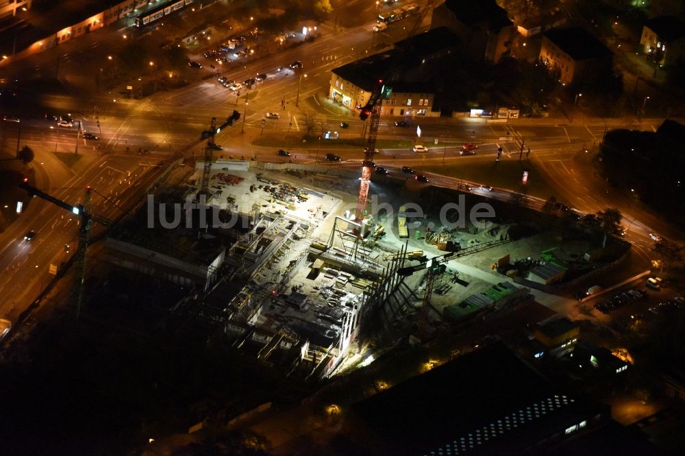 Nachtluftbild Potsdam - Nachtluftbild der Baustelle zum Neubau eines Freizeitbades mit Schwimmhalle in Potsdam im Bundesland Brandenburg