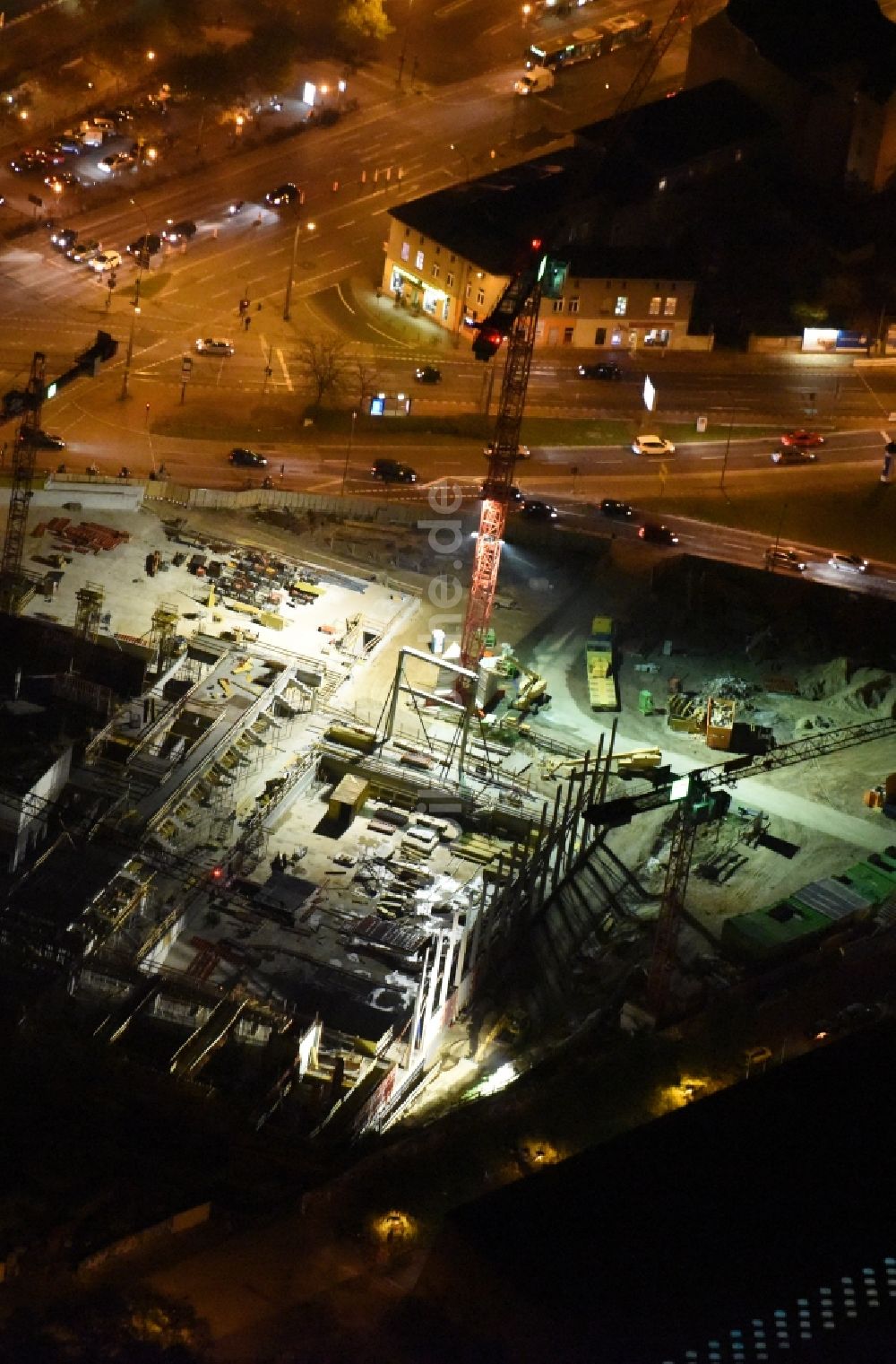 Nacht-Luftaufnahme Potsdam - Nachtluftbild der Baustelle zum Neubau eines Freizeitbades mit Schwimmhalle in Potsdam im Bundesland Brandenburg