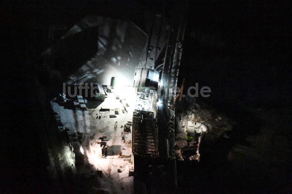 Nachtluftbild Berlin - Nachtluftbild der Baustelle zum Neubau der Spreebrücke im Zuge der Süd-Ost-Verbindung (SOV) in Berlin Schöneweide