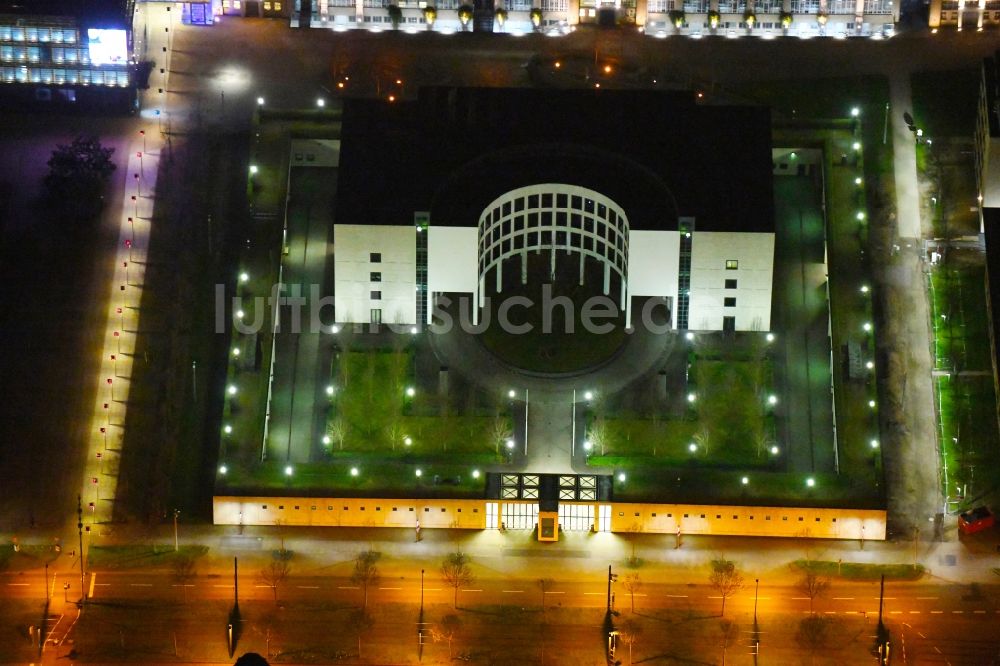 Karlsruhe bei Nacht aus der Vogelperspektive: Nachtluftbild der Behörde Generalbundesanwalt beim Bundesgerichtshof in Karlsruhe im Bundesland Baden-Württemberg, Deutschland