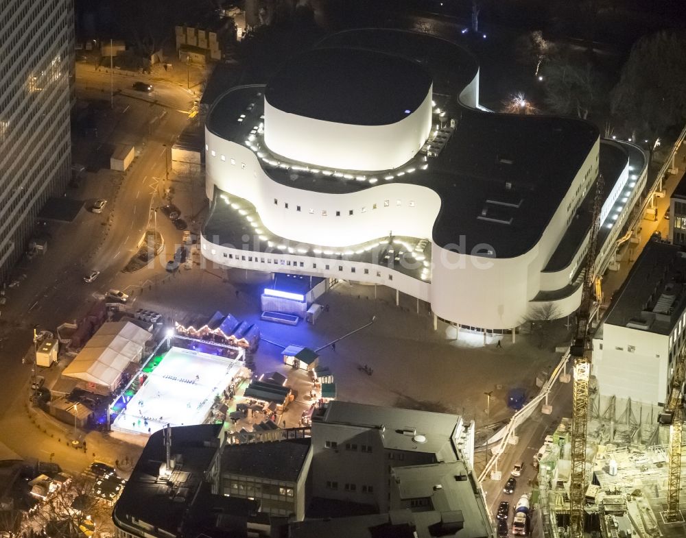 Düsseldorf bei Nacht aus der Vogelperspektive: Nachtluftbild der beleuchteten Duesseldorfer Innenstadt am Hochhaus Dreischeibenhaus und dem Schauspielhaus in der Landeshauptstadt von Nordrhein-Westfalen