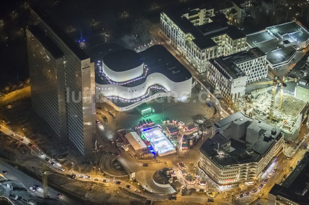 Düsseldorf bei Nacht von oben - Nachtluftbild der beleuchteten Duesseldorfer Innenstadt am Hochhaus Dreischeibenhaus und dem Schauspielhaus in der Landeshauptstadt von Nordrhein-Westfalen