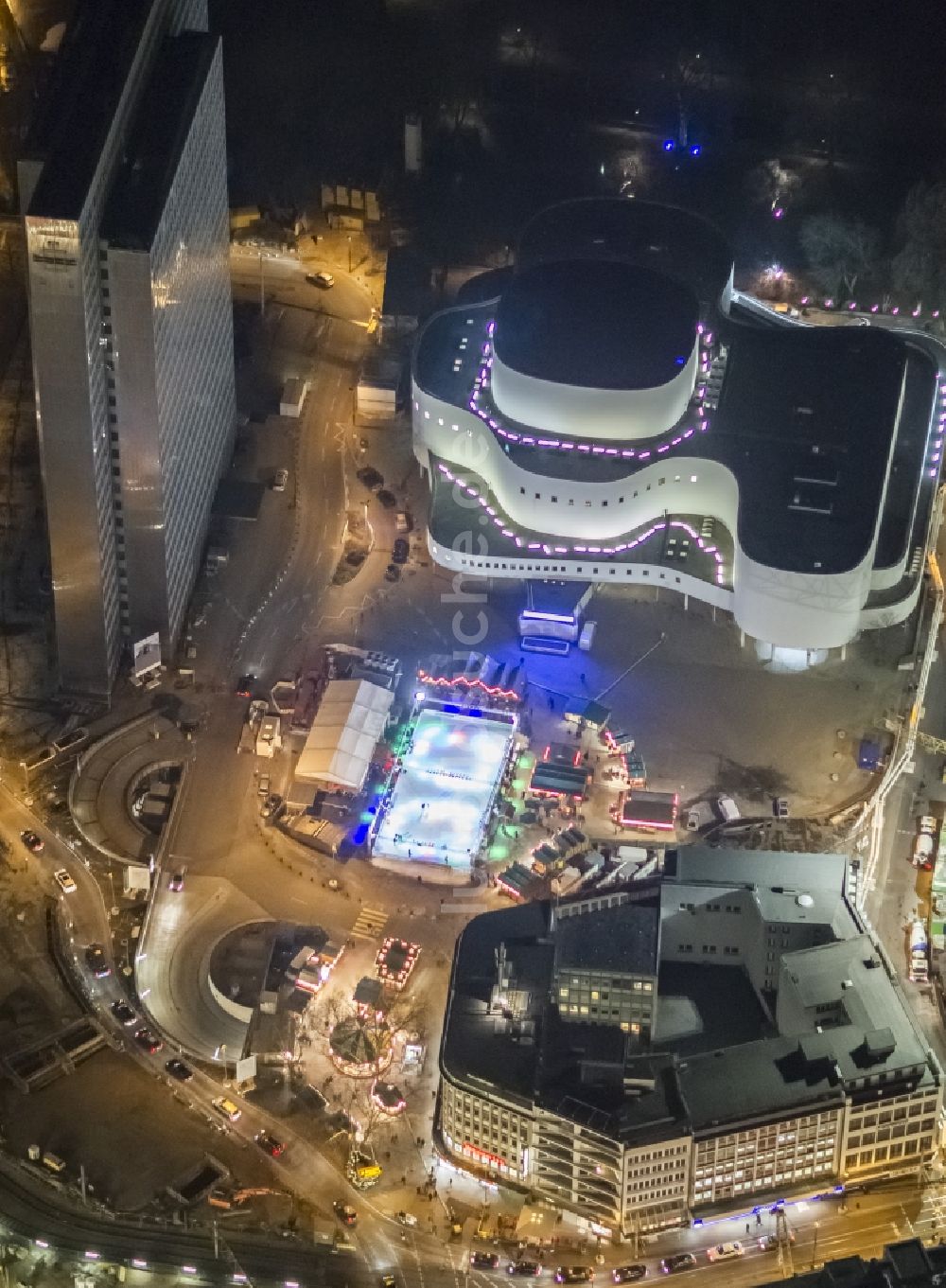 Düsseldorf bei Nacht aus der Vogelperspektive: Nachtluftbild der beleuchteten Duesseldorfer Innenstadt am Hochhaus Dreischeibenhaus und dem Schauspielhaus in der Landeshauptstadt von Nordrhein-Westfalen