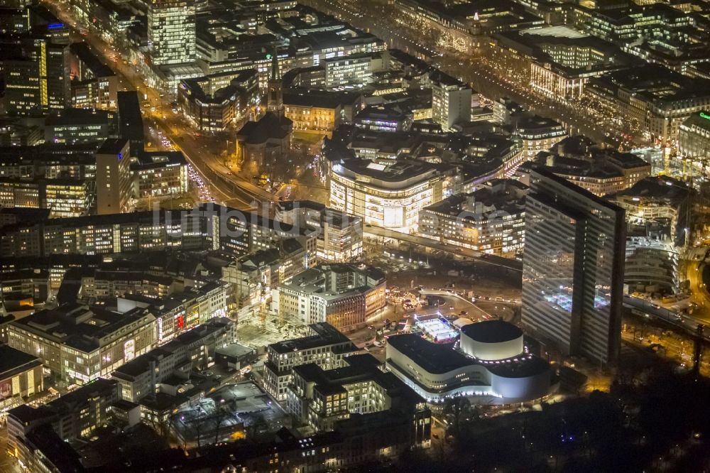 Nacht-Luftaufnahme Düsseldorf - Nachtluftbild der beleuchteten Duesseldorfer Innenstadt am Hochhaus Dreischeibenhaus und dem Schauspielhaus in der Landeshauptstadt von Nordrhein-Westfalen