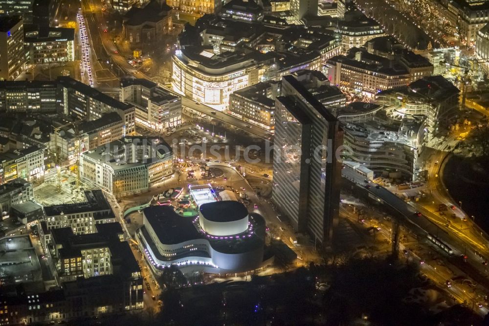 Düsseldorf bei Nacht von oben - Nachtluftbild der beleuchteten Duesseldorfer Innenstadt am Hochhaus Dreischeibenhaus und dem Schauspielhaus in der Landeshauptstadt von Nordrhein-Westfalen