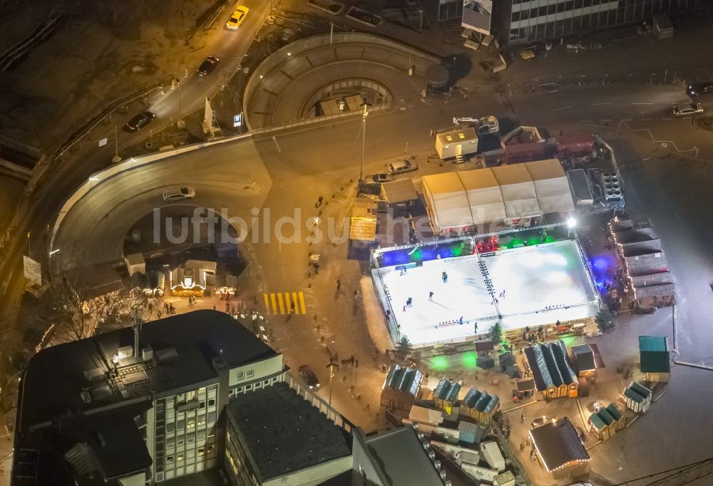 Nachtluftbild Düsseldorf - Nachtluftbild der beleuchteten Eisbahn in der Duesseldorfer Innenstadt vor dem dem Schauspielhaus in der Landeshauptstadt von Nordrhein-Westfalen