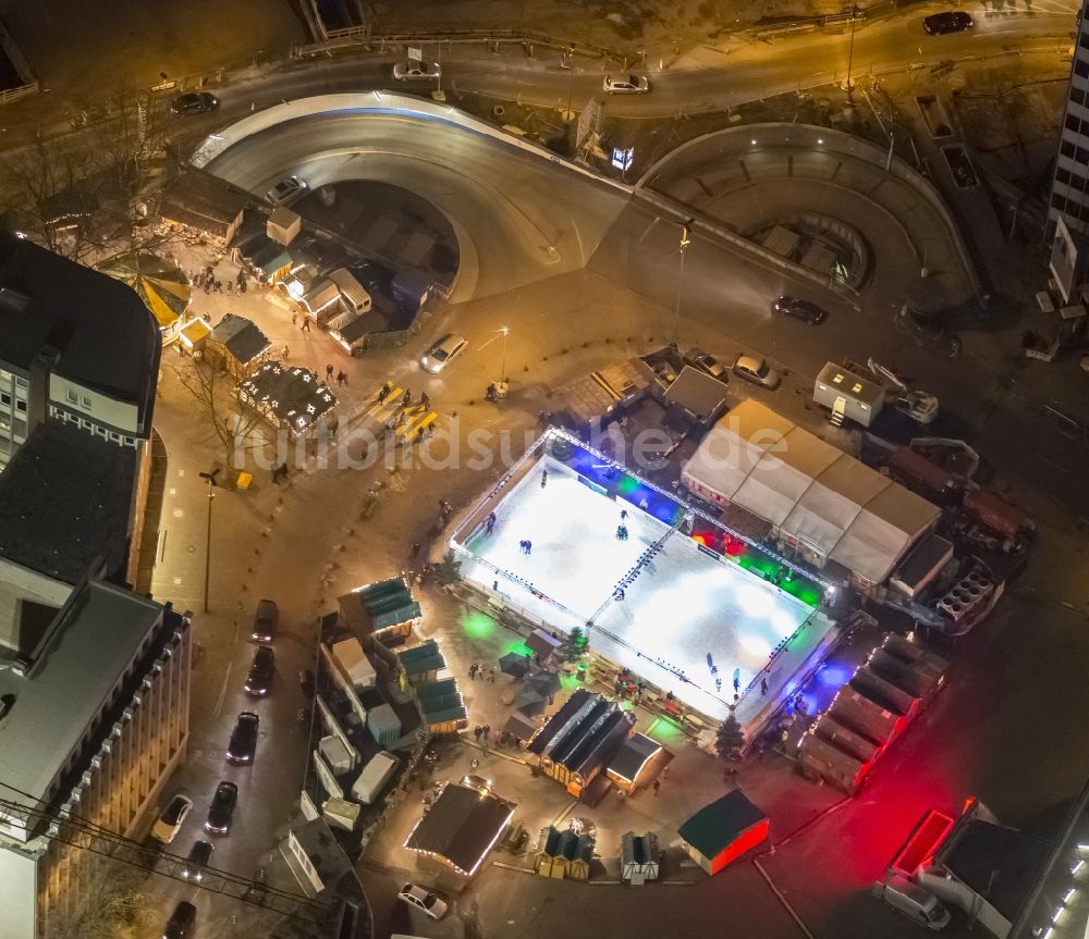 Nacht-Luftaufnahme Düsseldorf - Nachtluftbild der beleuchteten Eisbahn in der Duesseldorfer Innenstadt vor dem dem Schauspielhaus in der Landeshauptstadt von Nordrhein-Westfalen