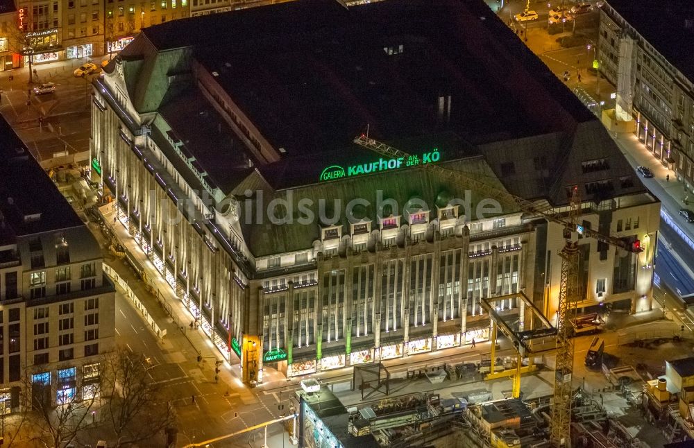 Düsseldorf bei Nacht aus der Vogelperspektive: Nachtluftbild der beleuchteten Gebäude des Galeria Kaufhof an der KÖ in Düsseldorf im Bundesland Nordrhein-Westfalen NRW