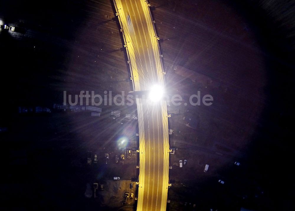 Halle (Saale) bei Nacht aus der Vogelperspektive: Nachtluftbild der Berliner Brücke in Halle (Saale) im Bundesland Sachsen-Anhalt