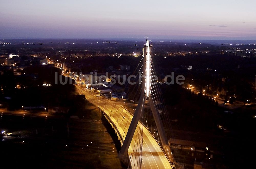 Nachtluftbild Halle (Saale) - Nachtluftbild der Berliner Brücke in Halle (Saale) im Bundesland Sachsen-Anhalt